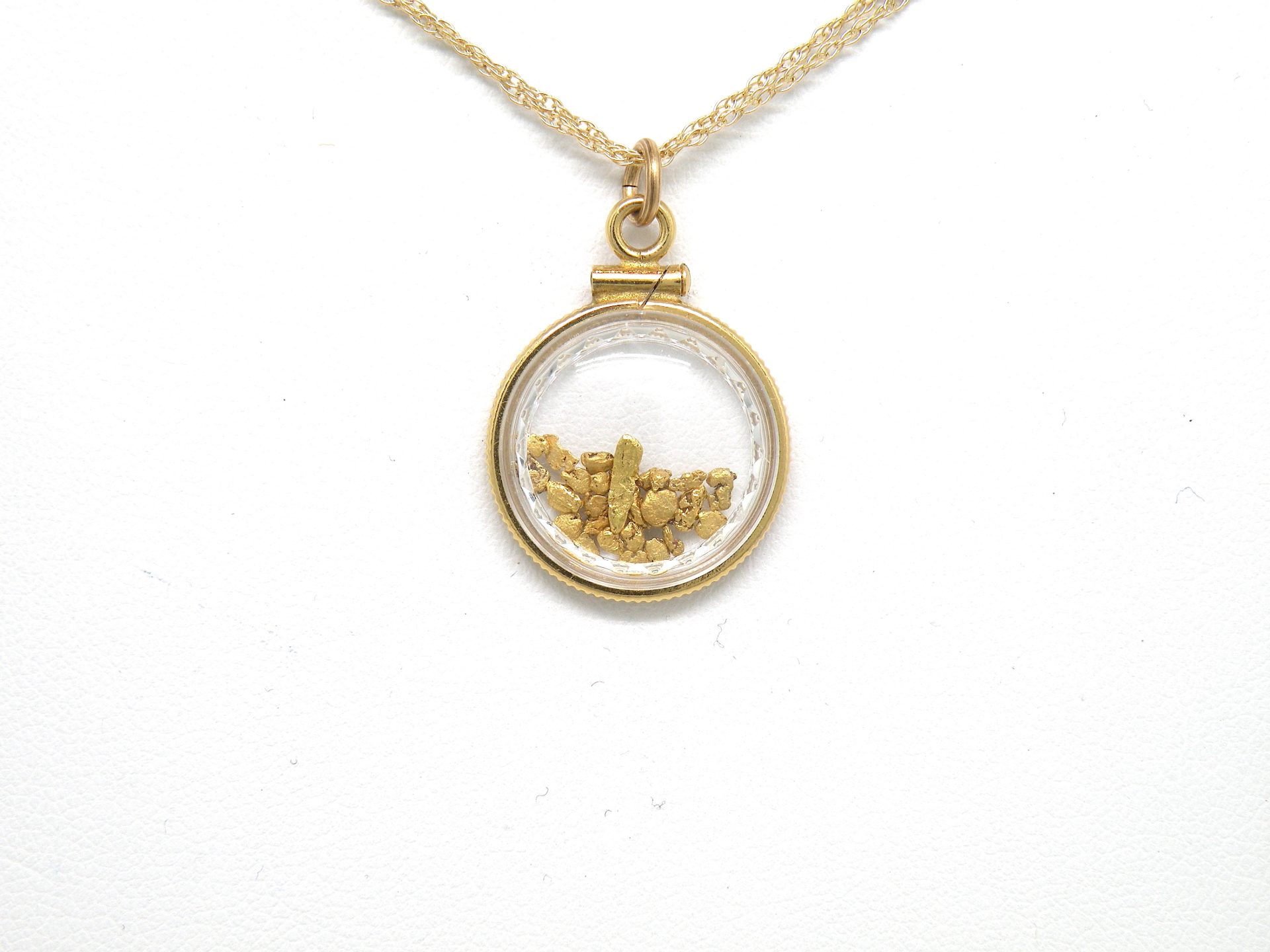 Gold filled 18mm locket pendant, natural Gold nuggets, faceted lens - Image 2